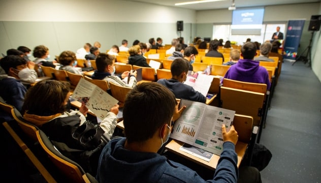 Students discuss professional future with companies